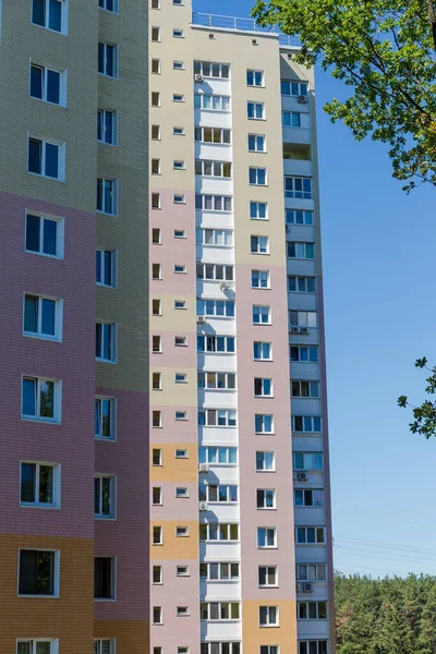 Fragment Der Gebäudefassaden Des Modernen Mehrstöckigen Wohnkomplexes Blick Mit Zweigen — Stockfoto