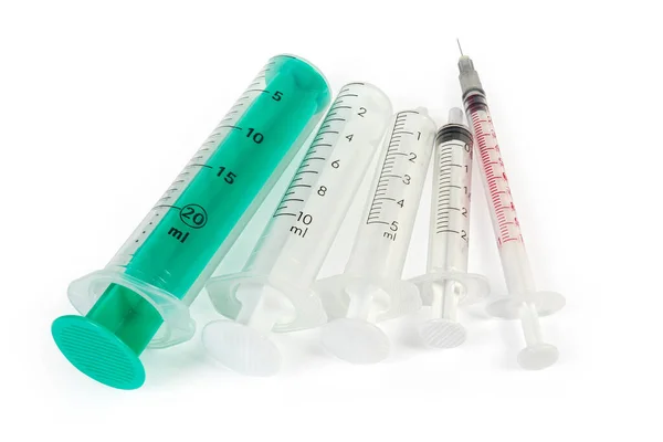 使い捨てプラスチック医療注射器白い背景に異なるサイズ クローズアップ — ストック写真
