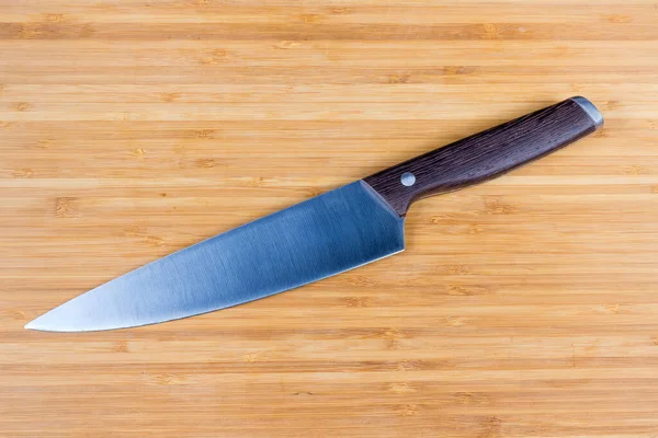 Coltello Cucina Acciaio Inox Grande Chef Sdraiato Sul Tagliere Bambù — Foto Stock