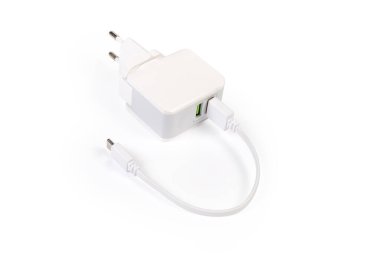 Mobil ekipman bataryaları için AC adaptörü beyaz arka planda iki çıkış portu ve USB-A ve USB-C konnektörleri ile bağlı kablo ile şarj