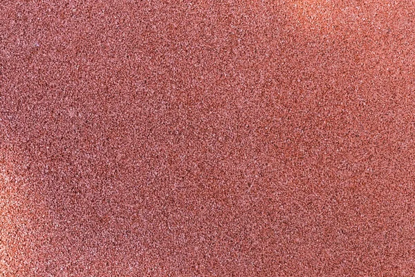 屋外スポーツフィールド上のゴムチップから作られた赤い衝撃吸収コーティングの背景 影の上のビュー テクスチャ — ストック写真