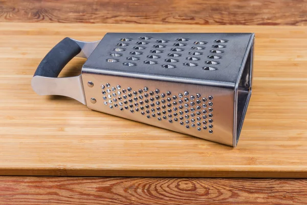 Roestvrij Stalen Doos Vormige Vierzijdige Keuken Rasp Ligt Houten Snijplank — Stockfoto