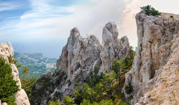 Rocas Piedra Caliza Empinadas Borde Meseta Montaña Contra Mar Cielo — Foto de Stock