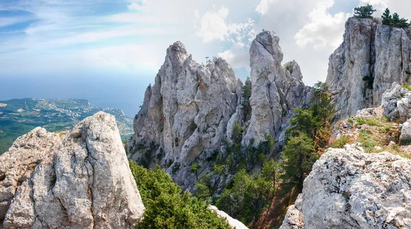 Rocas Piedra Caliza Empinadas Borde Meseta Montaña Contra Mar Cielo — Foto de Stock