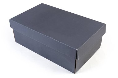 Koyu gri karton ayakkabı kutusu. Beyaz arka planı kapalı.