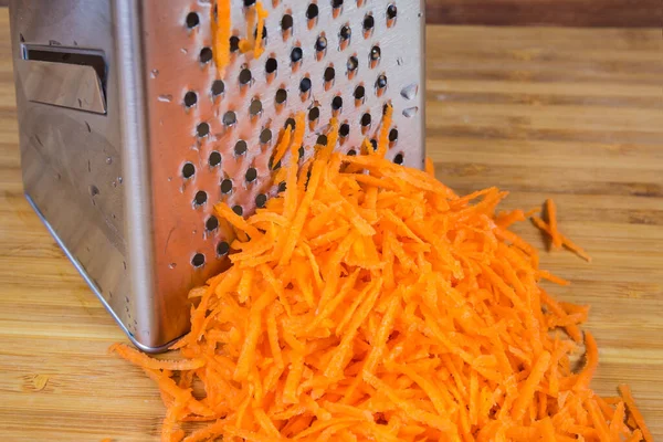 Montón Zanahorias Finamente Ralladas Sobre Fondo Del Rallador Cocina Acero — Foto de Stock