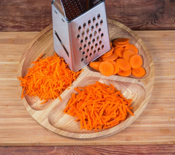 Zanahorias Ralladas Fina Groseramente Cortadas Círculos Por Medio Del Rallador — Foto de Stock