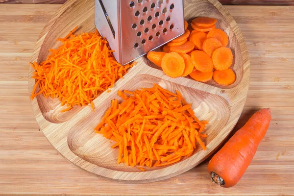 Carottes Râpées Différentes Manières Moyen Râpe Cuisine Acier Inoxydable Sur — Photo