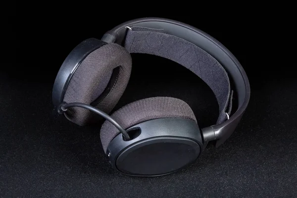Schwarzes High Fidelity Headset Mit Ohrpolstern Und Mikrofon Auf Dunklem — Stockfoto