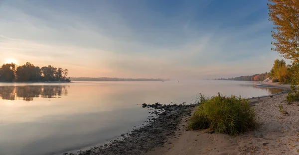 Slättland Med Sandig Och Stenig Strand Och Träd Med Höstlöv — Stockfoto