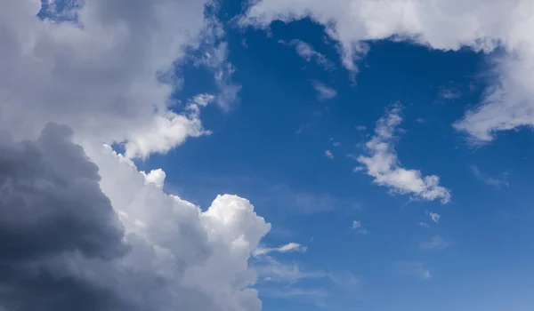 Fragment Nieba Cumulus Chmurami Deszczu Letni Dzień — Zdjęcie stockowe