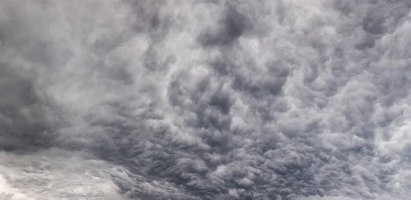 Część Burzliwego Nieba Gęstymi Chmurami Lecie Widok Panoramiczny Faktura Tło — Zdjęcie stockowe