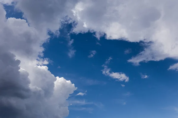 Część Nieba Cyrrusem Cumulus Chmurami Deszczowymi Letni Dzień — Zdjęcie stockowe