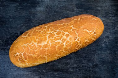 Tam oval somun buğday ekmeği. Koyu kabuklu, üst manzaralı.