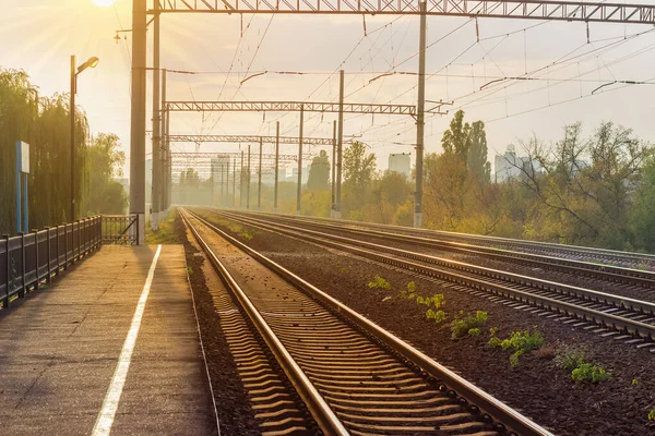 Moderna Ferrovia Multibinario Retroilluminazione Solare Uno Sfondo Lontana Struttura Urbana — Foto Stock