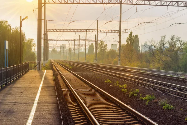 Ferrovia Multi Pista Moderna Luz Solar Retroiluminada Fundo Estrutura Urbana — Fotografia de Stock