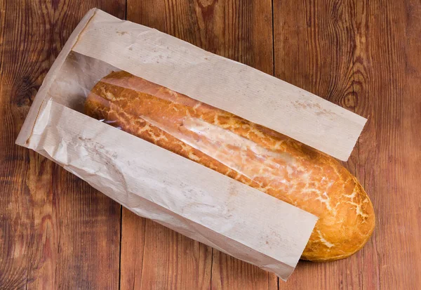 Целый Овальный Хлеб Пшеничного Хлеба Сетчатой Корочкой Частично Бумажном Пакете — стоковое фото