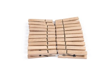 Beyaz zemin üzerinde yeni ahşap mandallar seti bahar tipi, seçici odak noktasında yakın plan