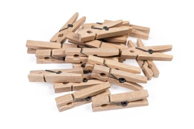 Yeni ahşap mandal yığını beyaz arka planda bahar tipi, seçici odak noktasında yakın plan