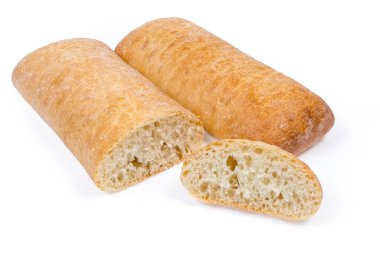 Bir parça ciabatta ve tüm ciabatta beyaz arka planda, yakın plan.