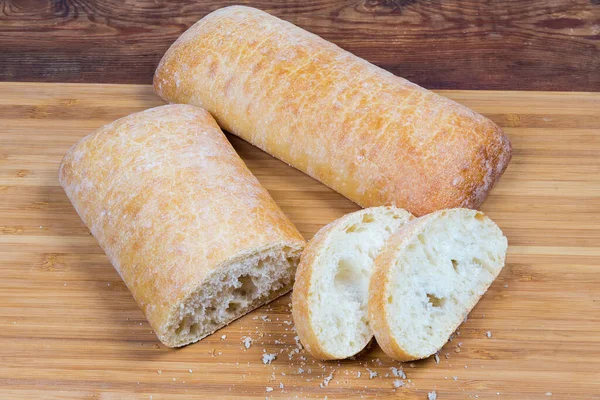 Teilweise Geschnitten Und Ganze Ciabatta Auf Dem Holzschneidebrett Auf Dem — Stockfoto