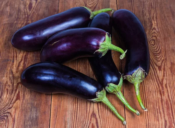 Kleine Stapel Rauwe Rijpe Geoogste Paarse Conventionele Aubergines Oude Rustieke — Stockfoto