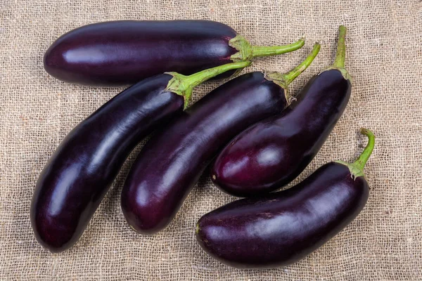 Ruwe Geoogste Paarse Aubergines Jute Bovenaanzicht — Stockfoto