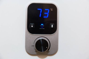 Evin elektrik depolama su ısıtıcısının kontrol paneli regülatör ve sıcaklık göstergesi ile yakın çekim