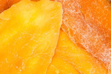 Kurumuş mango hamuru dilimleri, parçanın üst görüntüsü yakın plan, arka plan.