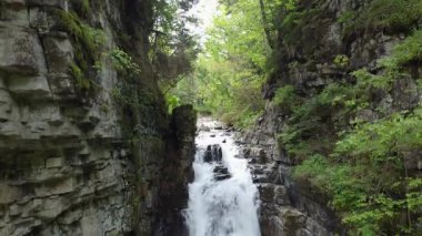 Bukhtivets şelalesi Ukrayna Karpatları 'nın kayalarından düşüyor.