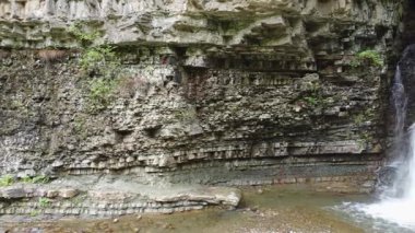 Bukhtivets şelalesi Ukrayna Karpatlarının sarp kayalıklarından düşüyor