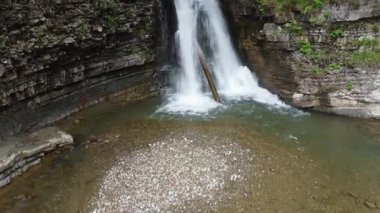 Ukrayna Karpatları 'ndaki uçurumdan düşen Bukhtivets şelalesi, hava manzarası