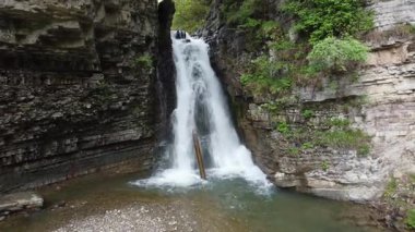 Ukrayna Karpatları 'ndaki uçurumdan düşen Bukhtivets şelalesi, hava manzarası