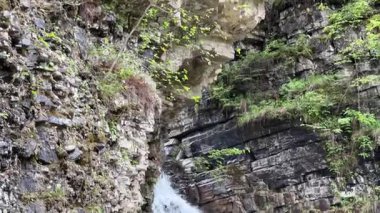 Bukhtivets şelalesi Ukrayna Karpatlarının sarp kayalıklarından düşüyor