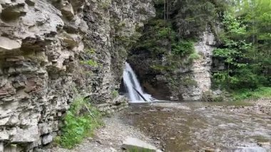 Bukhtivets şelalesi Ukrayna Karpatlarının sarp kayalıklarından düşüyor