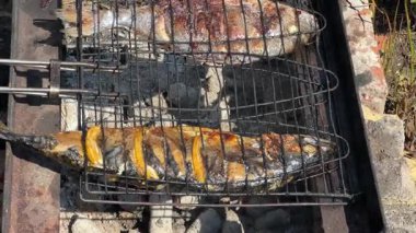 Izgara sırasında tüm Dourade ve uskumru, üst manzara