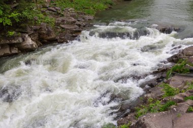 Probiy Şelalesi 'nin başlangıcı, Ukrayna Karpatları' nın bahar bulutlu gününde Prut Nehri üzerindeki Yaremche Şelalesi olarak da bilinir.