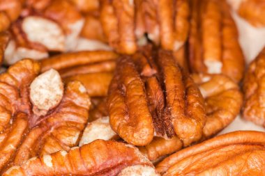 Kabuklarından soyulmuş fındık çekirdeği yığını, seçici odak noktasında yakın çekim