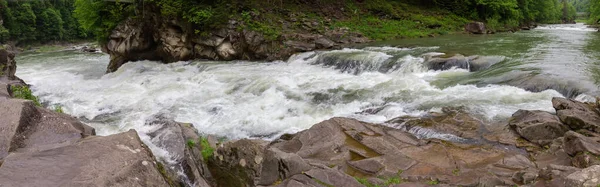 Prut Nehri üzerindeki Yaremche Şelalesi olarak da bilinen Probiy Şelalesi, Ukrayna Karpatları 'nın bahar bulutlu gününde, aşağıdaki çekim noktasından panoramik manzara