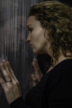 yağmurlu pencere arasında kadın göz