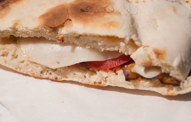 Peynir domates ve patlıcan özel ve karakteristik ekmek ile sandviç