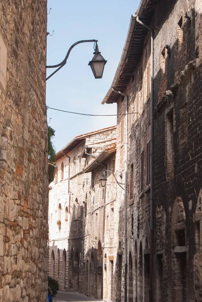 Maisons Rocheuses Typiques Avec Réverbère Métal Dans Ville Gubbio — Photo