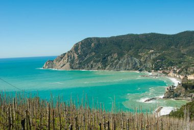 Peyzaj ve üst kısmında dağ yolundan Monterosso üzerinde deniz manzarası