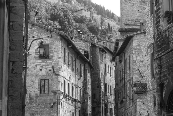 Typische Felsenhäuser Mit Metallener Straßenlaterne Der Stadt Gubbio — Stockfoto