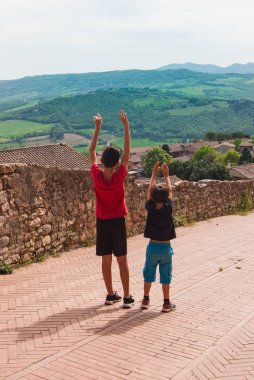Panorama ekili alanlar üzerinde ya da orman yolundan Todi tepelerde