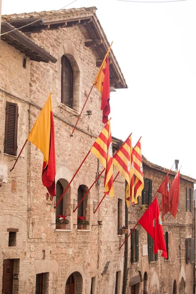 Rode Gele District Vlaggen Hingen Een Muur Van Huizen — Stockfoto