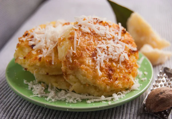 İrmik gnocchi rendelenmiş peynir ve küçük Hindistan cevizi için metal rende ile pişmiş