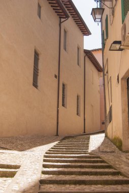 Spoleto kasaba bir sokakta bir yol boyunca birçok kayalık adımları