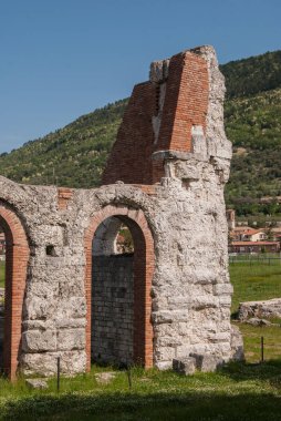 İki katta hala iyi korunmuş bir antik Roma Tiyatrosu'Arch