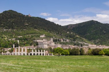 Panorama Gubbio tepe üzerinde tarihi anıtlar üzerinde